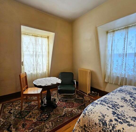 סוויטה, Royal Hotel Sydney