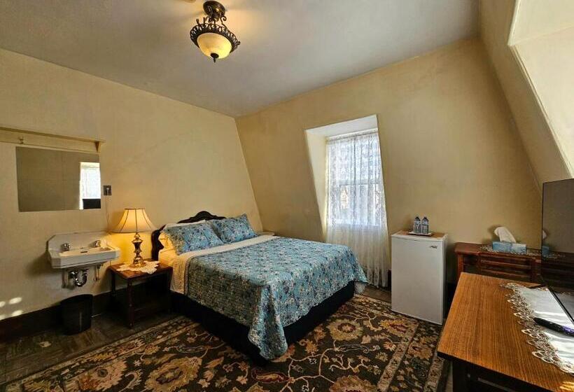 מיטת קינג בסוויטה, Royal Hotel Sydney