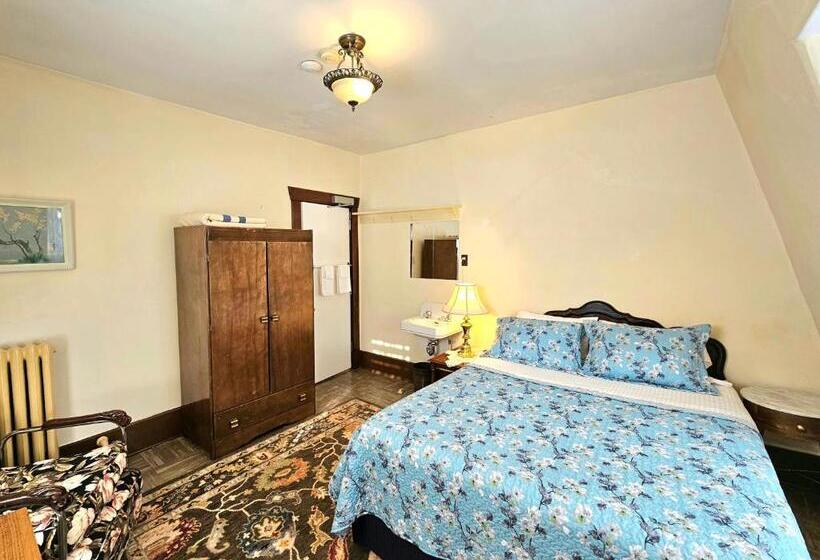 מיטת קינג בסוויטה, Royal Hotel Sydney