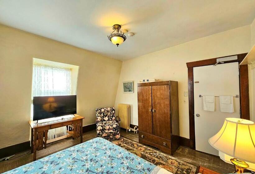 מיטת קינג בסוויטה, Royal Hotel Sydney