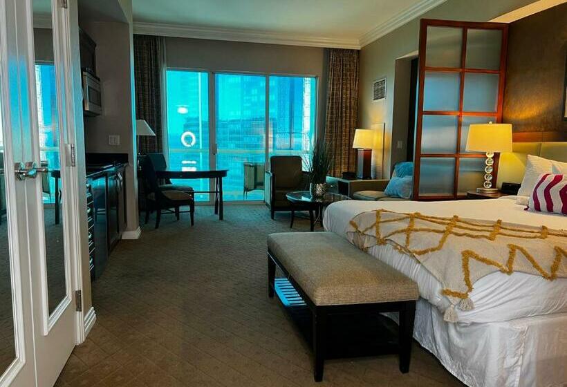 발코니가 있는 스위트, Strip View Penthouse W/balcony