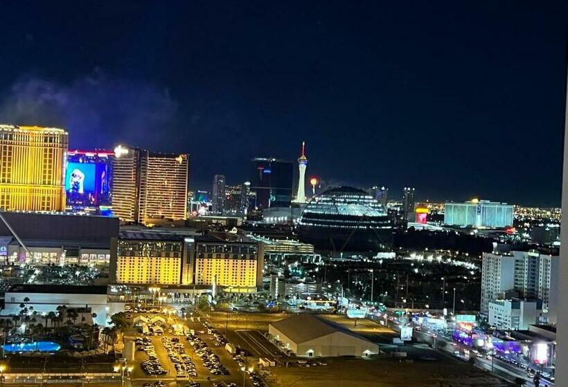 발코니가 있는 스위트, Strip View Penthouse W/balcony