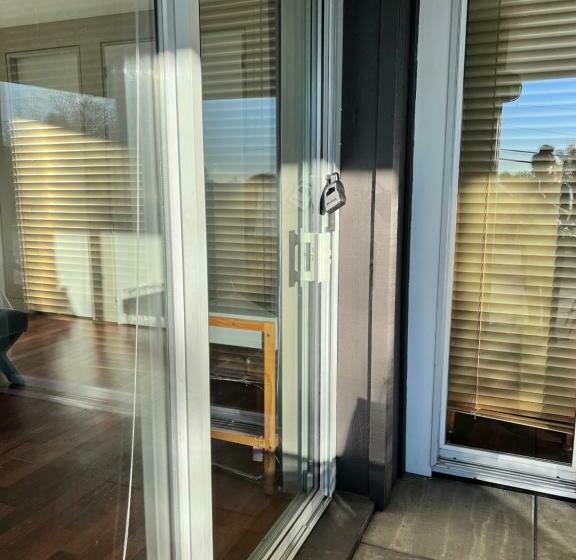 스탠다드 스튜디오, Kia Oceanview Property