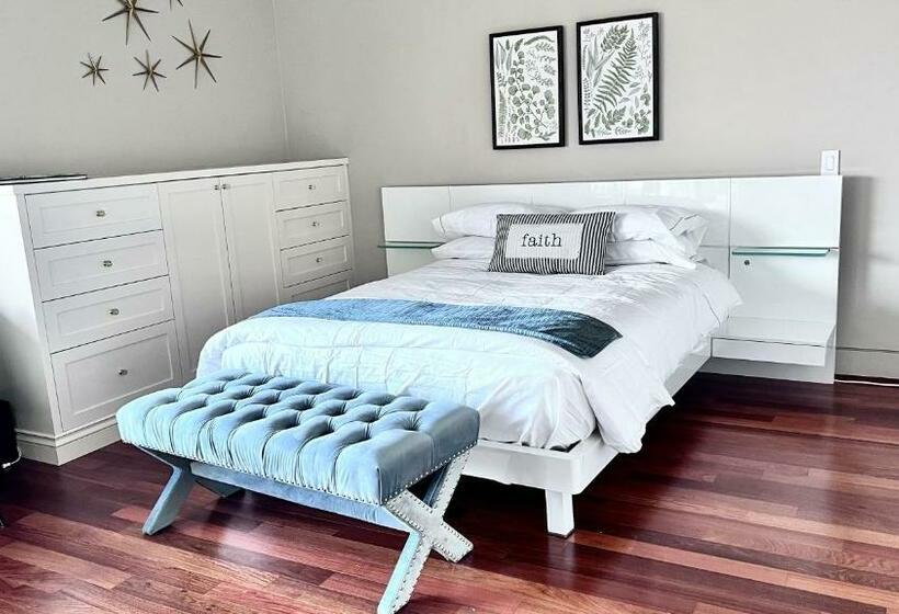 스탠다드 스튜디오, Kia Oceanview Property