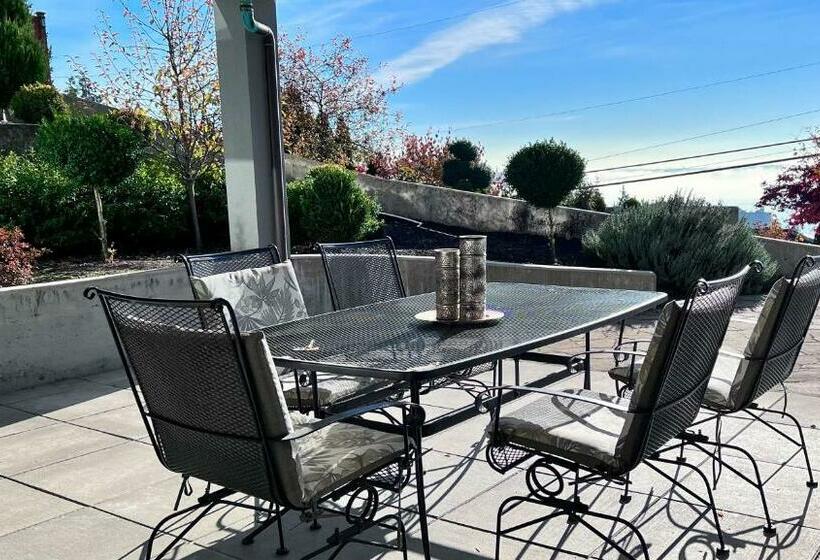 스탠다드 스튜디오, Kia Oceanview Property