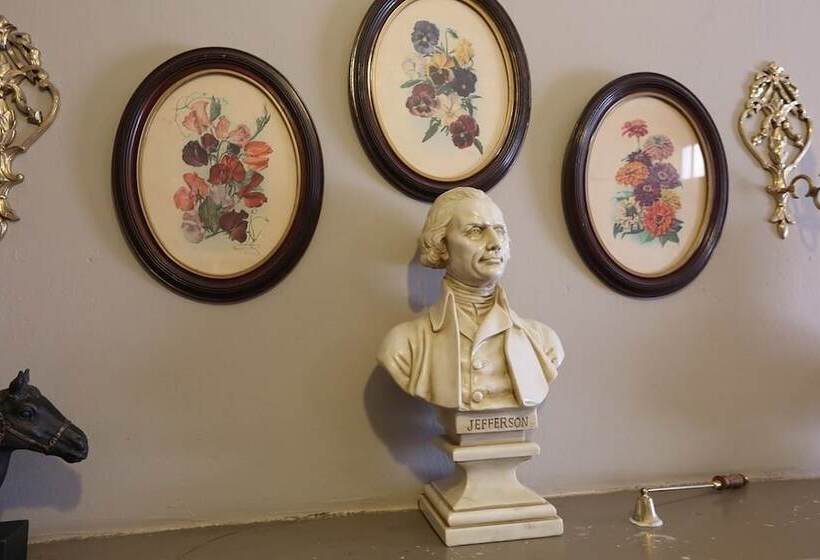 Номер Стандарт, The Lafayette Inn & Restaurant