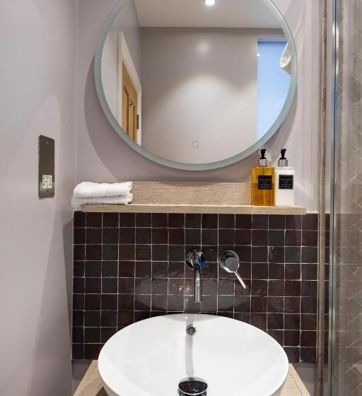 חדר דלוקס, The Kings Arms