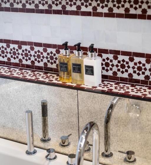 جناح, The Kings Arms