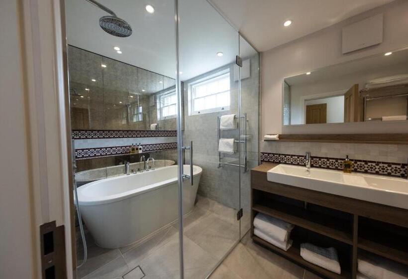 جناح, The Kings Arms