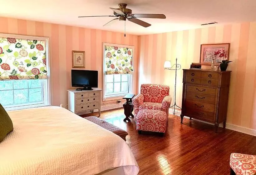キングサイズベッドのスタンダードルーム, The Lily Inn  Burlington