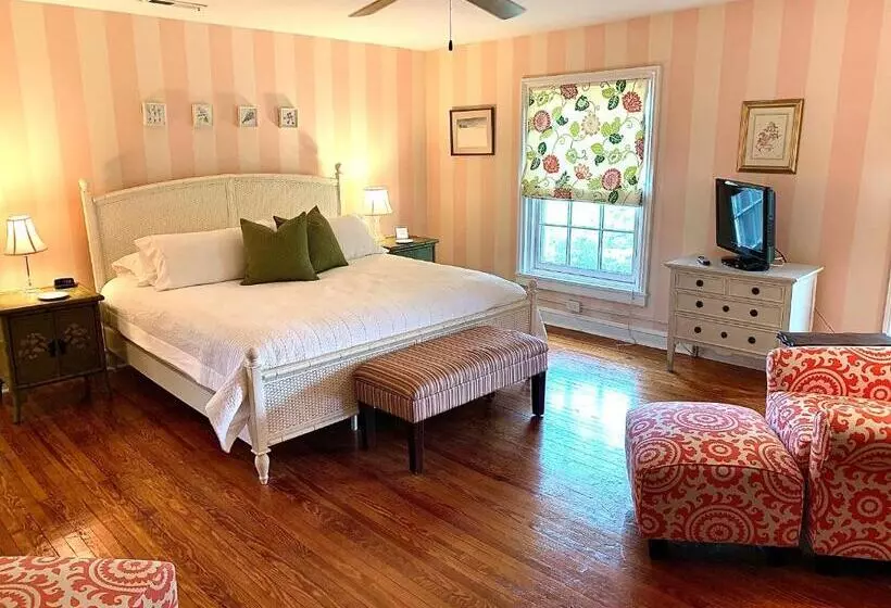 キングサイズベッドのスタンダードルーム, The Lily Inn  Burlington
