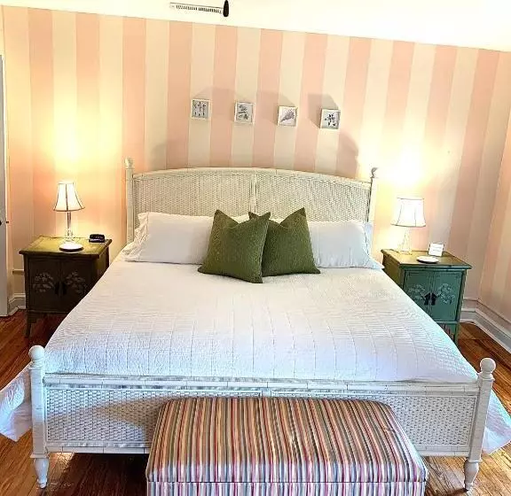 キングサイズベッドのスタンダードルーム, The Lily Inn  Burlington