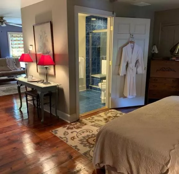 キングサイズベッドのスイートルーム, The Lily Inn  Burlington