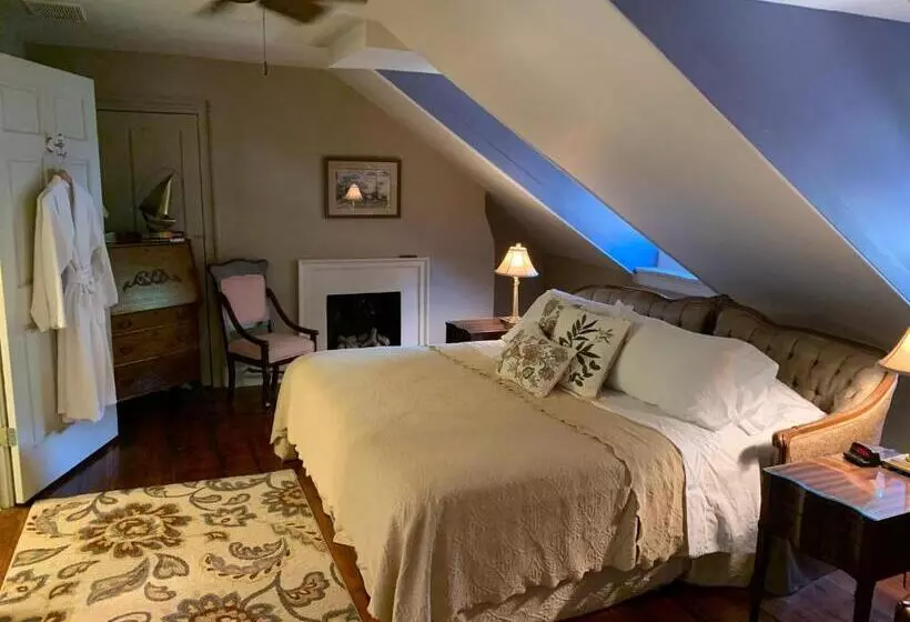 キングサイズベッドのスイートルーム, The Lily Inn  Burlington