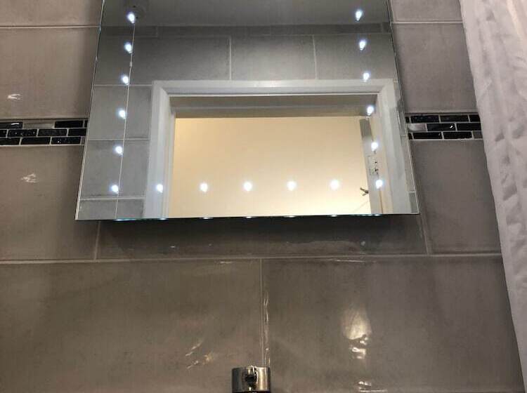 غرفة قياسية رباعية, The Willow House