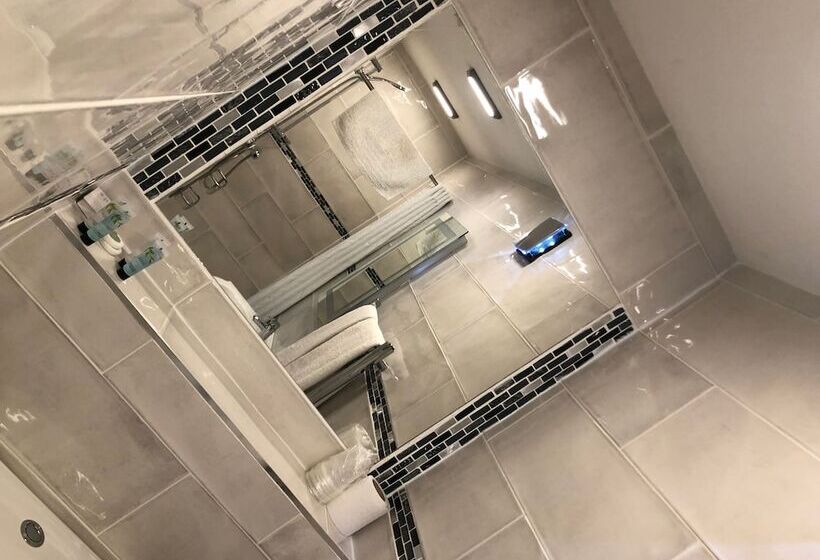 غرفة قياسية ثلاثية, The Willow House