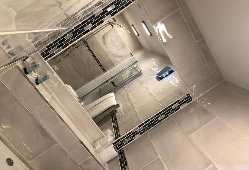 غرفة قياسية ثلاثية, The Willow House