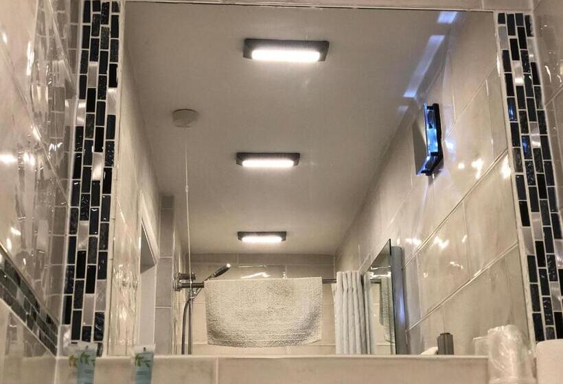 غرفة قياسية رباعية, The Willow House