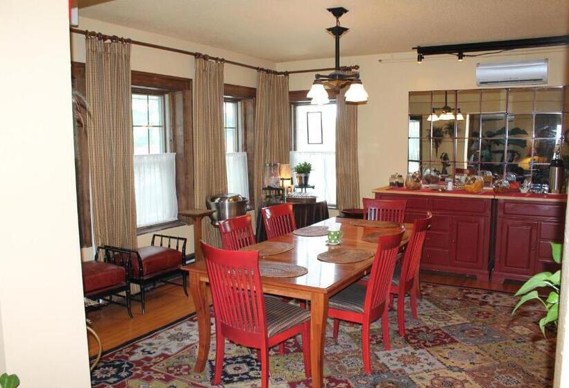 סוויטה דלוקס, Iowa House Historic Inn