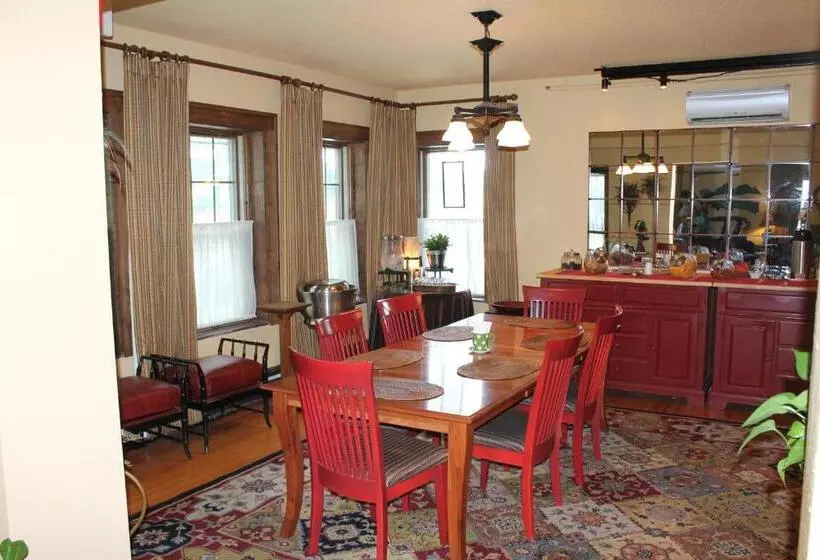 キングサイズベッドのデラックススイート, Iowa House Historic Inn