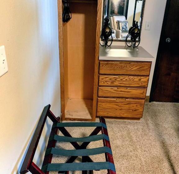 جناح ديلوكس سرير كينج, Iowa House Historic Inn