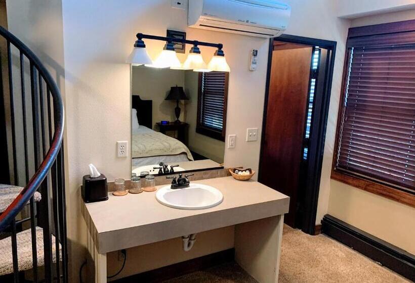 חדר דלוקס עם מיטת קינג, Iowa House Historic Inn