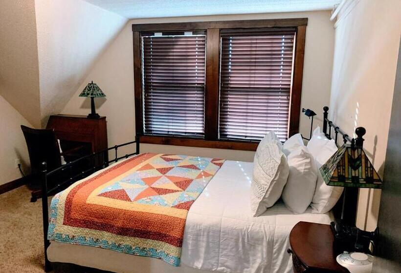 Номер Стандарт, Iowa House Historic Inn