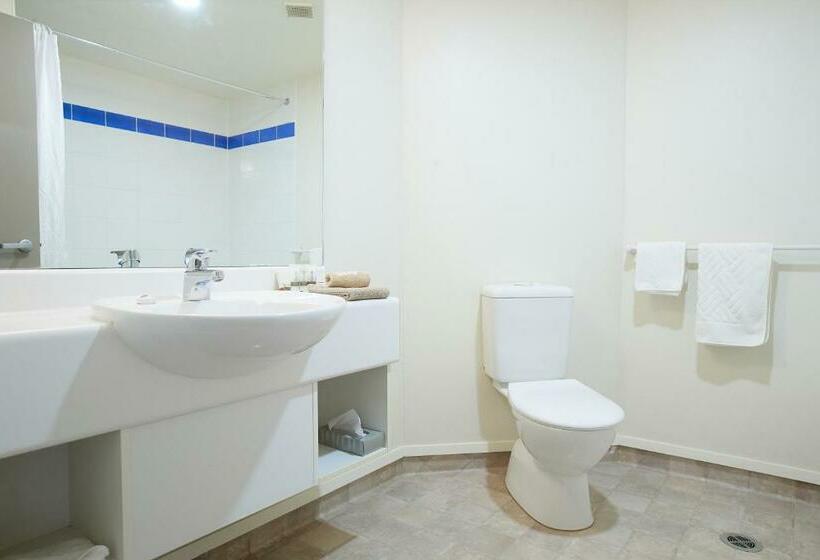 스탠다드 스튜디오, Ventura Inn & Suites Hamilton