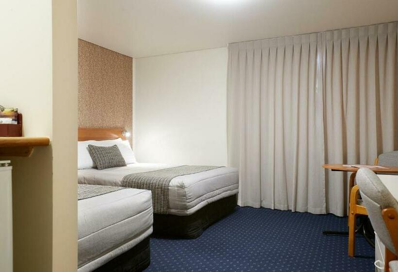 스탠다드 스튜디오, Ventura Inn & Suites Hamilton