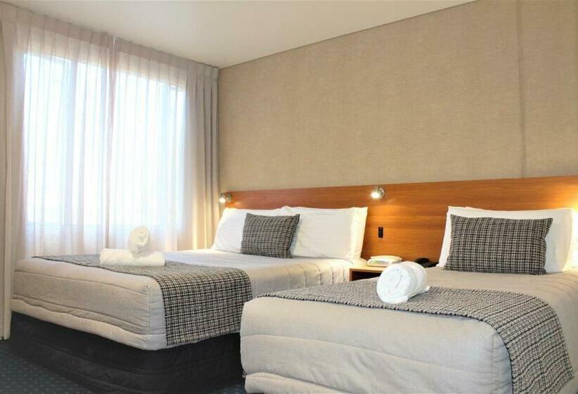 스탠다드 스튜디오, Ventura Inn & Suites Hamilton