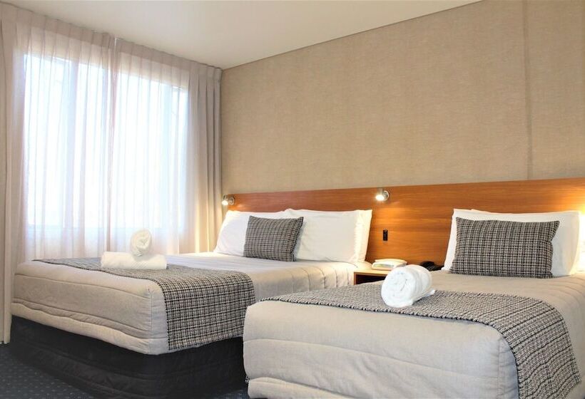 스탠다드 스튜디오, Ventura Inn & Suites Hamilton