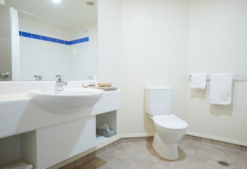 스탠다드 스튜디오, Ventura Inn & Suites Hamilton