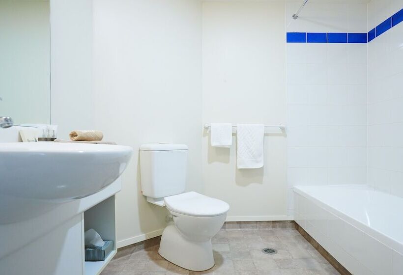 스탠다드 스튜디오, Ventura Inn & Suites Hamilton
