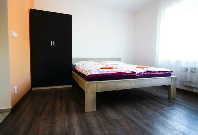 חדר סטנדרט לארבעה, Penzion Kanon