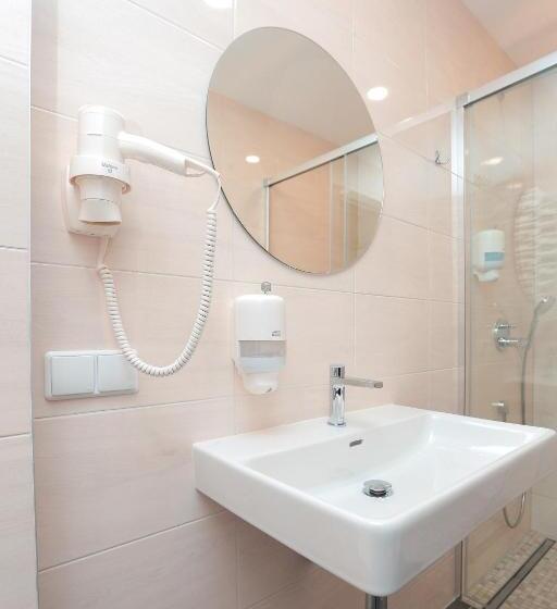 اتاق استاندارد سه نفره, Branša