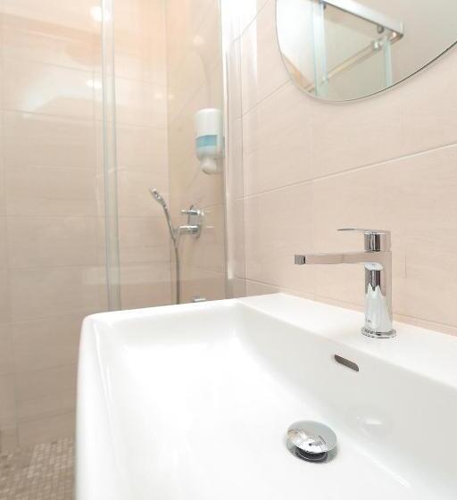 اتاق استاندارد سه نفره, Branša