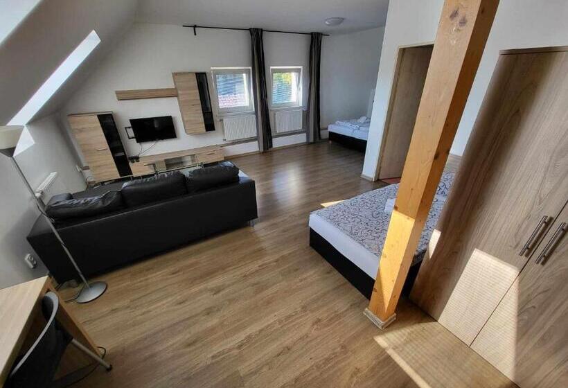 דירת חדר, Restaurace A Penzion Vrtule