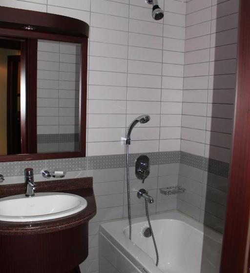 Superior Room King Size Bed, Marma Hotel Istanbul Asia