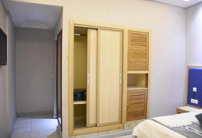 سوییت جونیور, Royal Palace