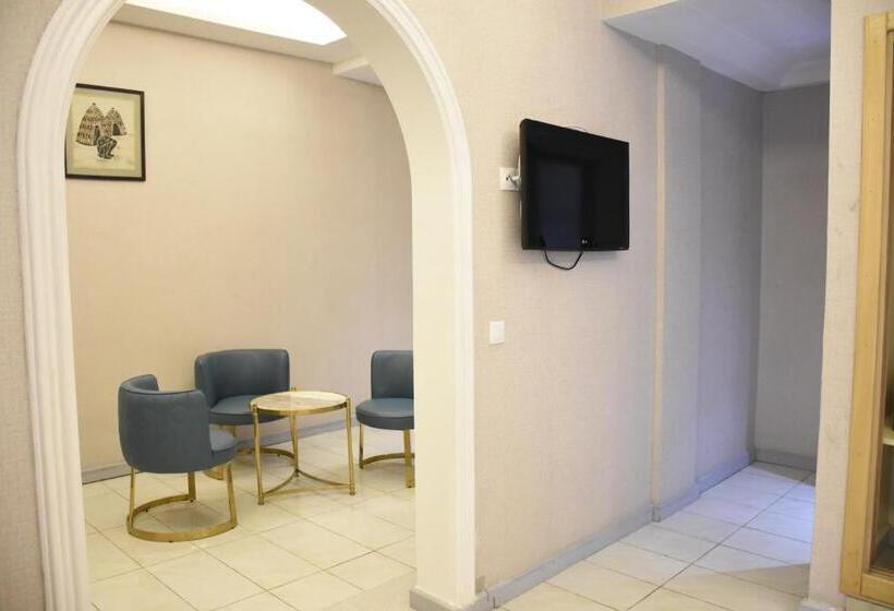 سوییت جونیور, Royal Palace