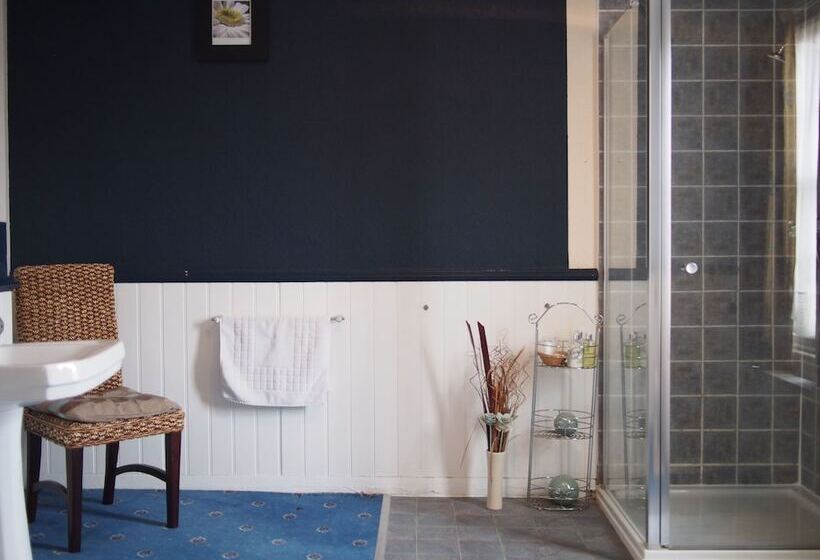 ファミリールーム, The Coach House