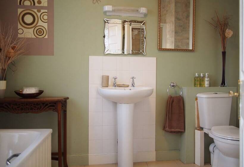 スタンダードトリプルルーム, The Coach House