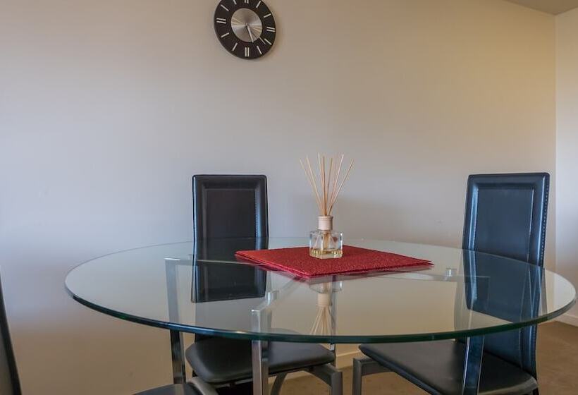 Апартаменты Премиум 1 Спальня, Inn On The Park Apartments