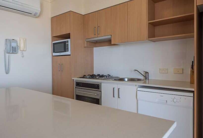 Апартаменты Премиум 1 Спальня, Inn On The Park Apartments