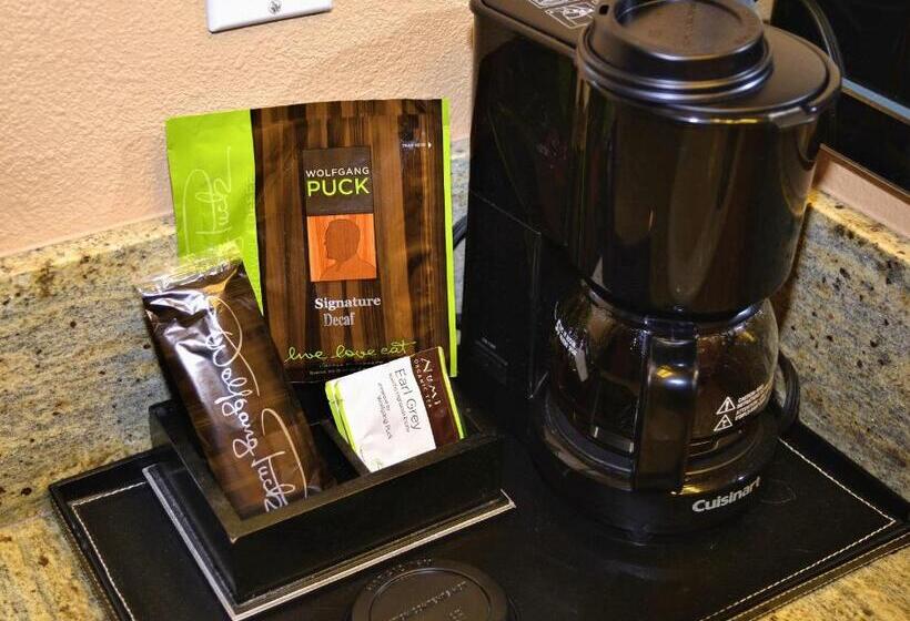 חדר סטנדרט עם מיטת קינג, Prospector Hotel & Casino