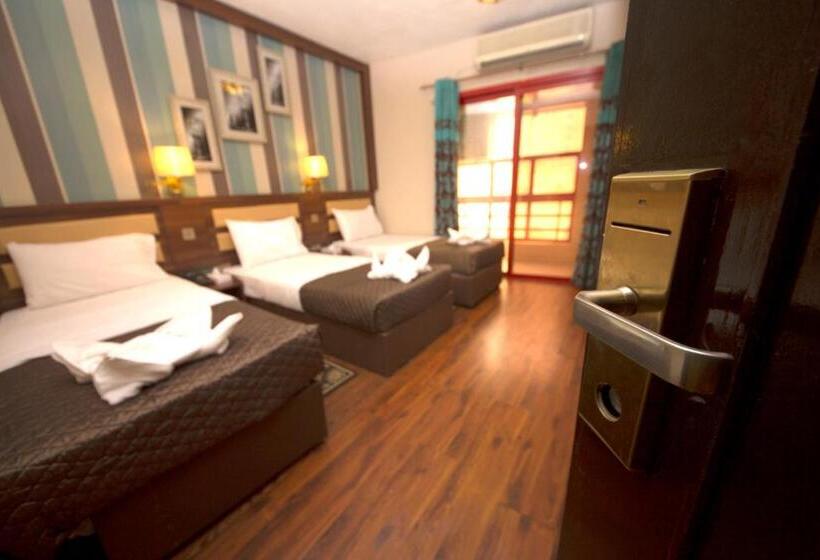 豪华三人间, Downtown