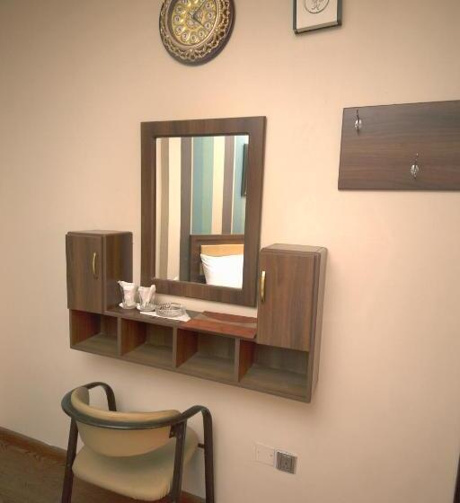 豪华三人间, Downtown