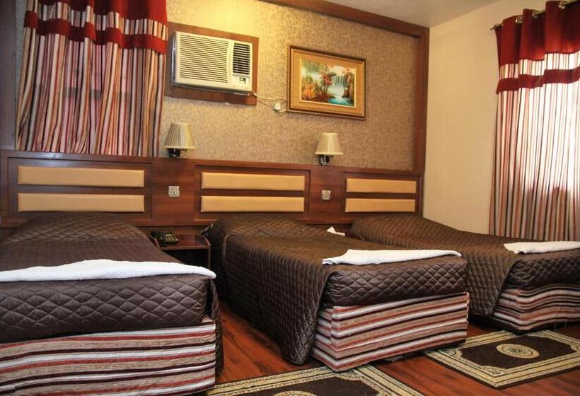 豪华三人间, Downtown