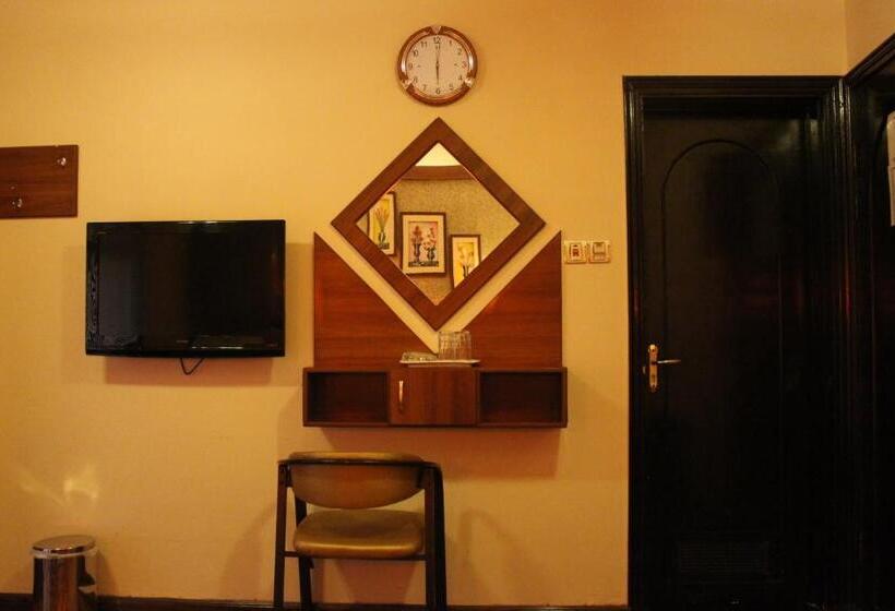 豪华三人间, Downtown