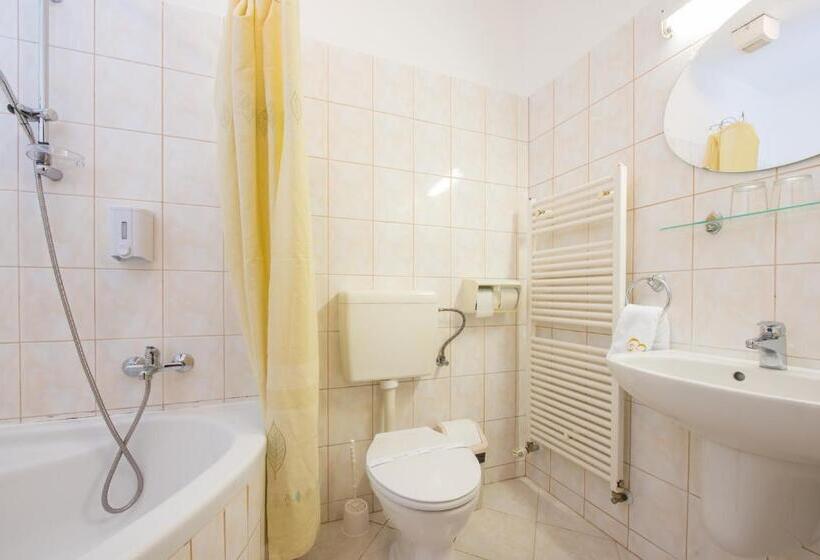 غرفة عائلية, Erzsébet Park